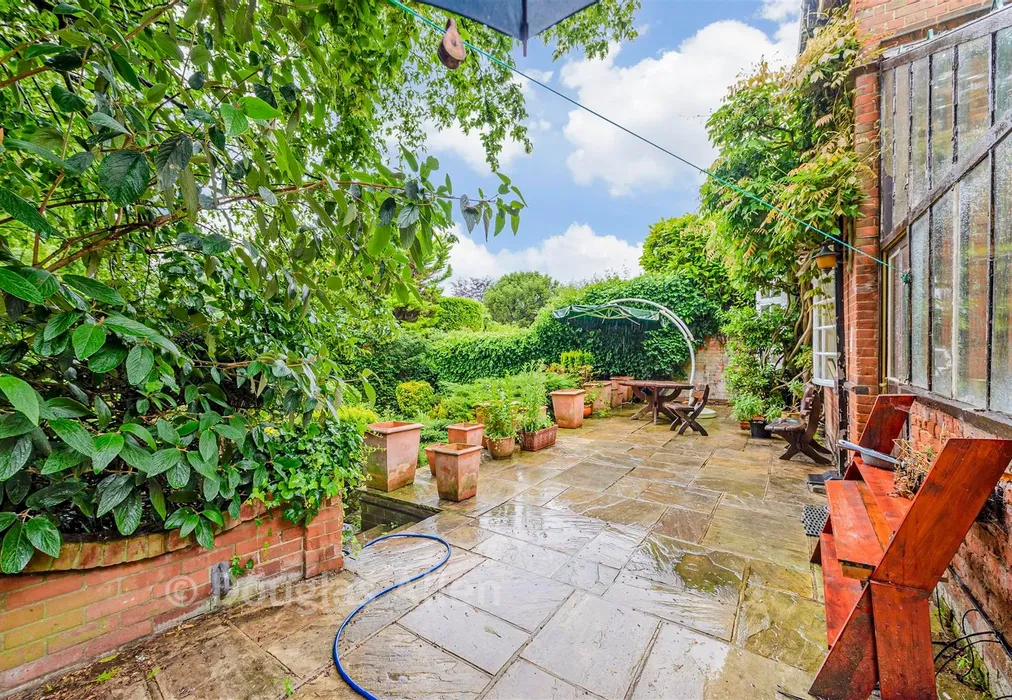 Rear Garden - Woodbury Hill, Loughton, Essex - Wards of Kent