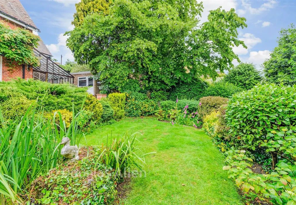 Rear Garden - Woodbury Hill, Loughton, Essex - Wards of Kent