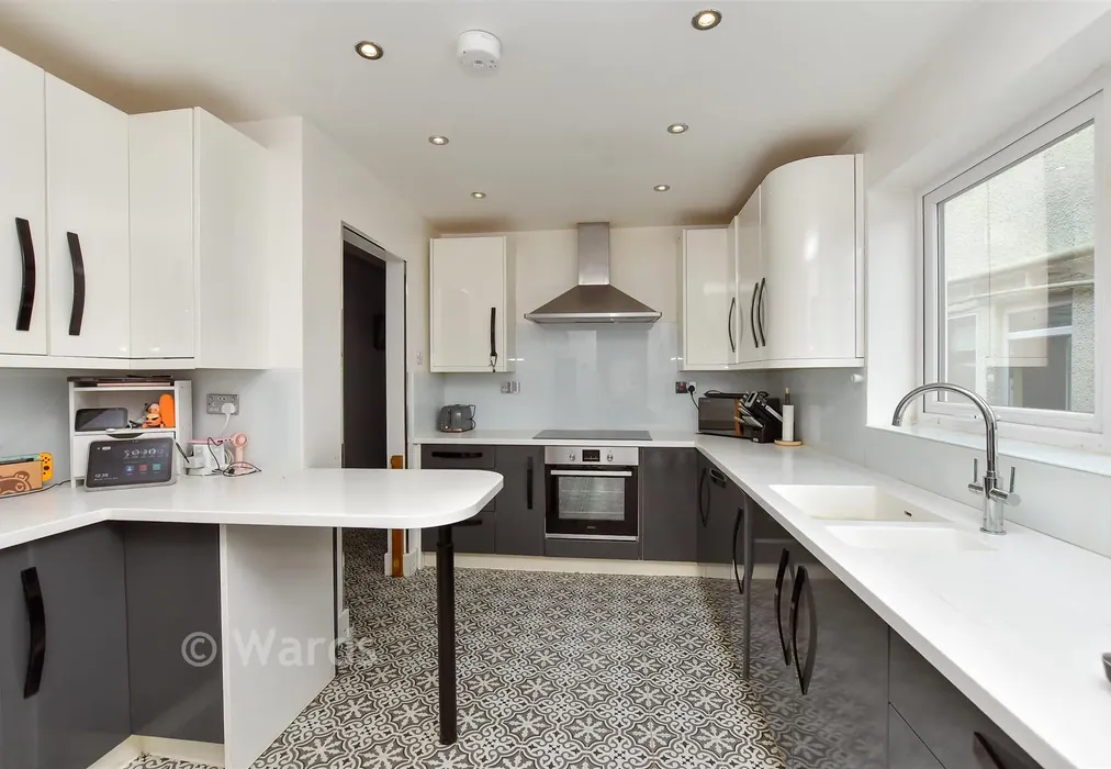 Kitchen - Baldwin Road, Minster-On-Sea, Kent - Wards of Kent