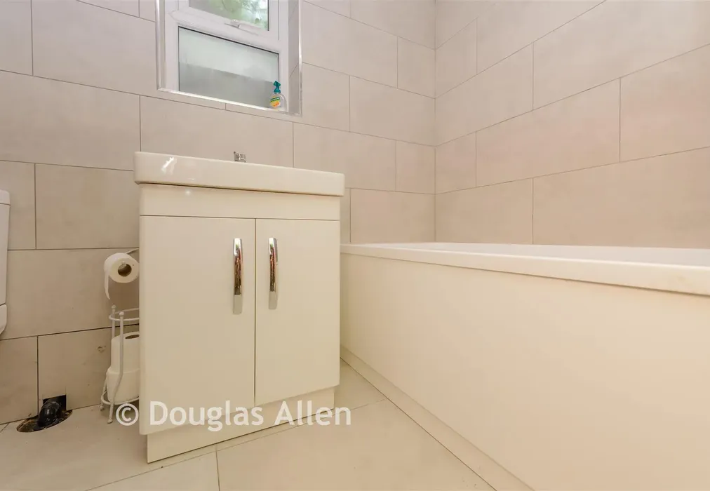 Bathroom - Warwick Gardens, Ilford, Essex - Wards of Kent