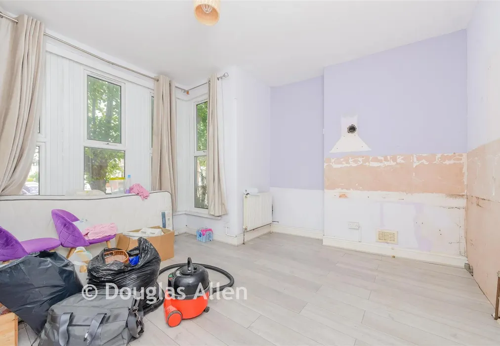Bedroom 1 - Warwick Gardens, Ilford, Essex - Wards of Kent