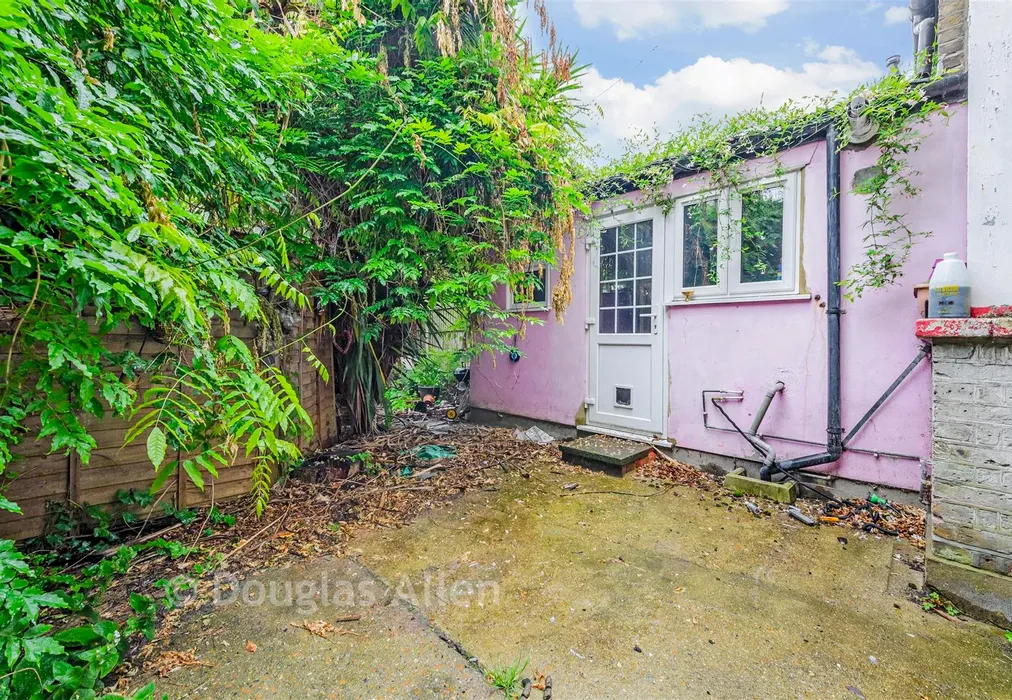 Rear Garden - Warwick Gardens, Ilford, Essex - Wards of Kent