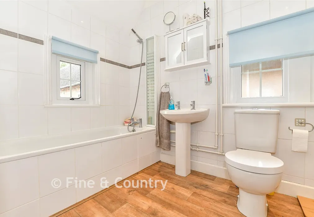 En-Suite Bathroom - Possingworth Close, Cross In Hand, Uckfield, East Sussex - Wards of Kent