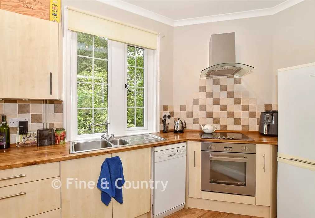 Kitchen - Possingworth Close, Cross In Hand, Uckfield, East Sussex - Wards of Kent