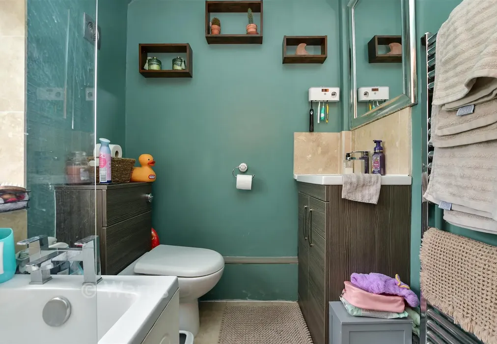 Bathroom - James Close, Ash, Kent - Wards of Kent