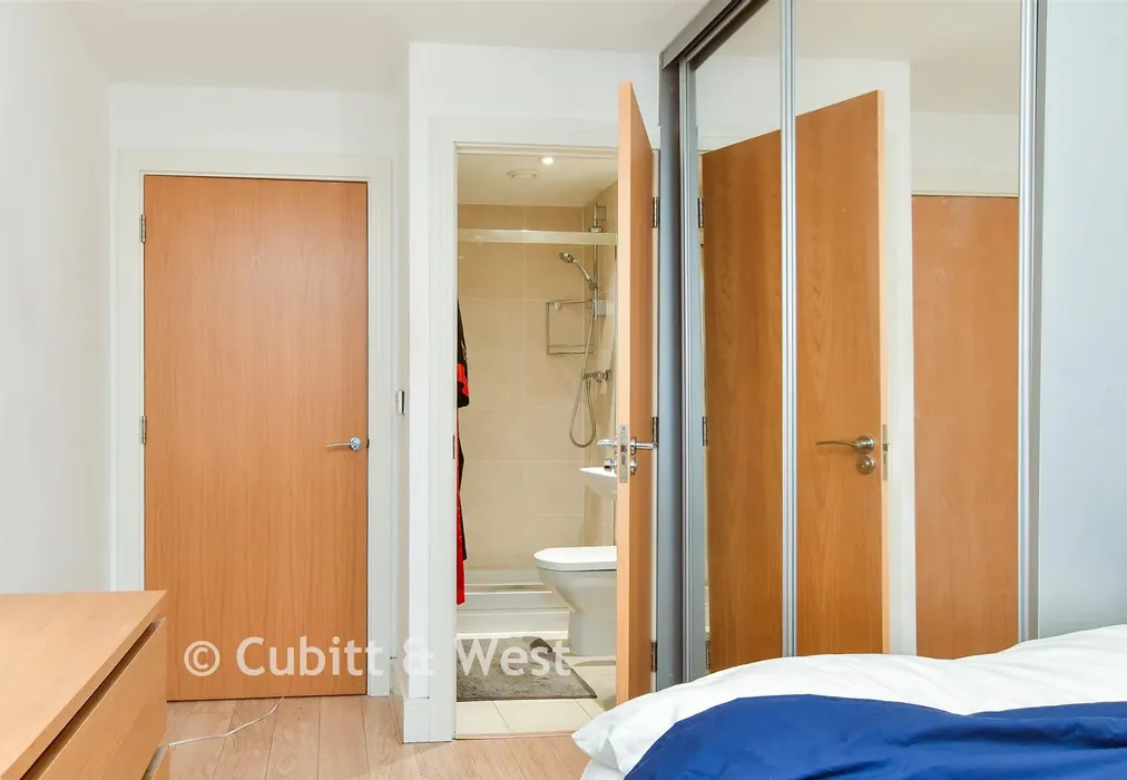 Bedroom 1 - Dyke Road, Brighton, East Sussex - Wards of Kent