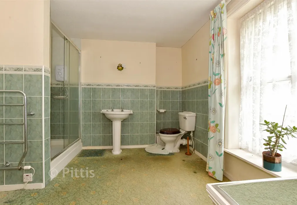 Shower Room - High Street, Ventnor, Isle of Wight - Wards of Kent