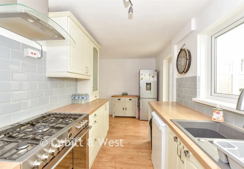 Kitchen - Dockenfield Close, Havant, Hampshire - Wards of Kent