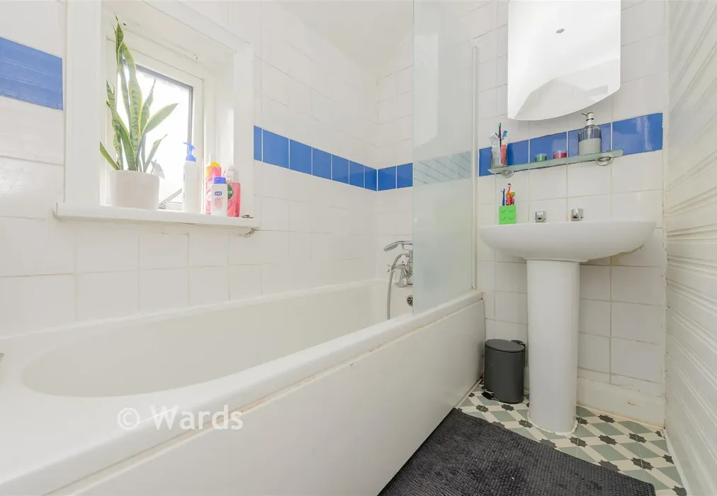 Bathroom - Invicta Road, Dartford, Kent - Wards of Kent