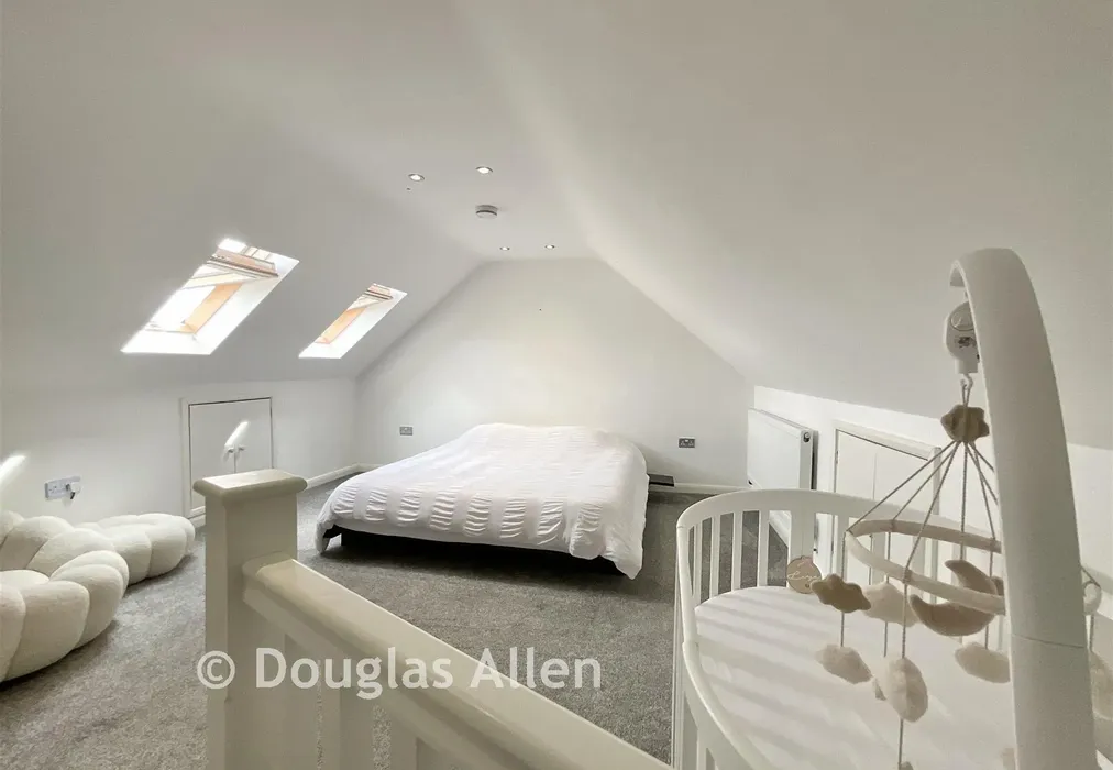 Bedroom 2 - Arrowsmith Path, Chigwell, Essex - Wards of Kent
