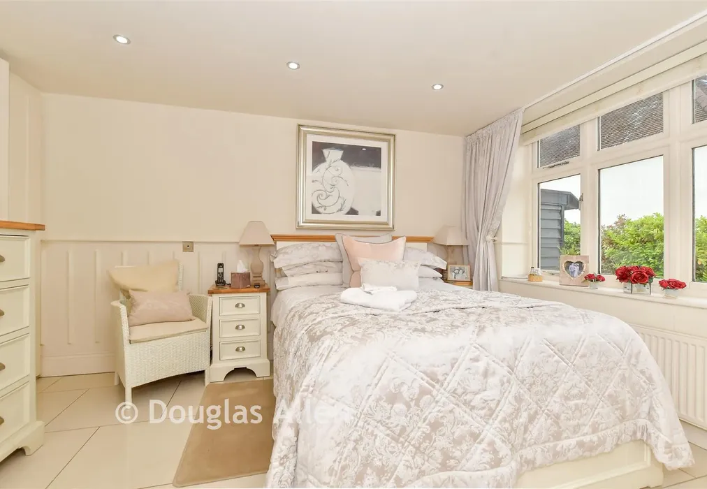 Bedroom 2 - Home Farm, Fiddlers Hamlet, Essex - Wards of Kent