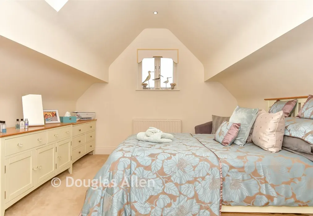 Bedroom 1 - Home Farm, Fiddlers Hamlet, Essex - Wards of Kent