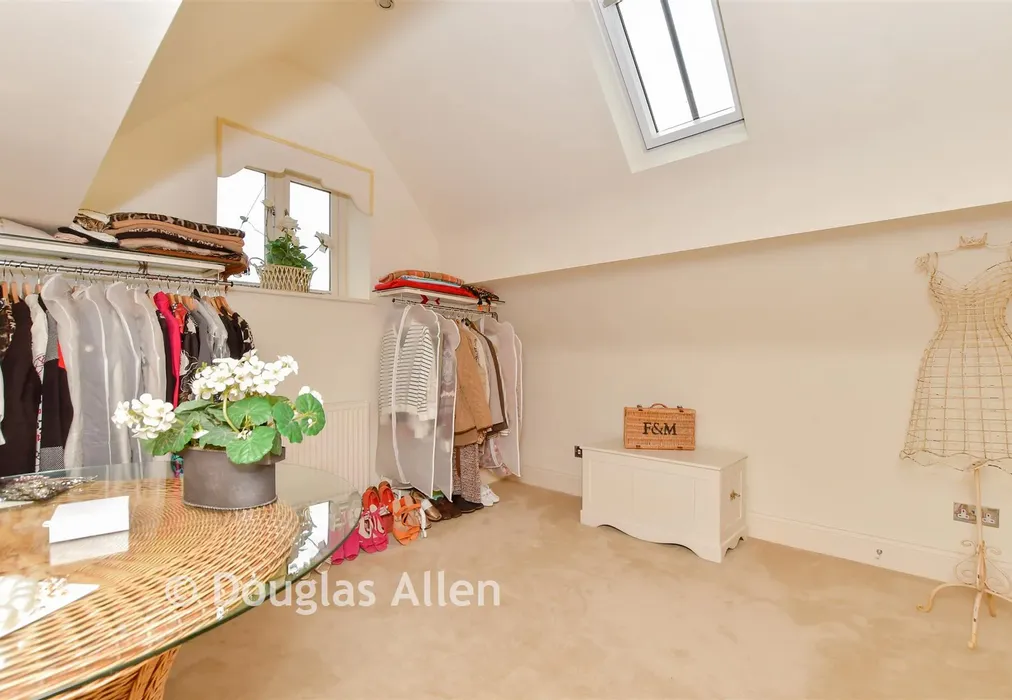 Bedroom 3 - Home Farm, Fiddlers Hamlet, Essex - Wards of Kent