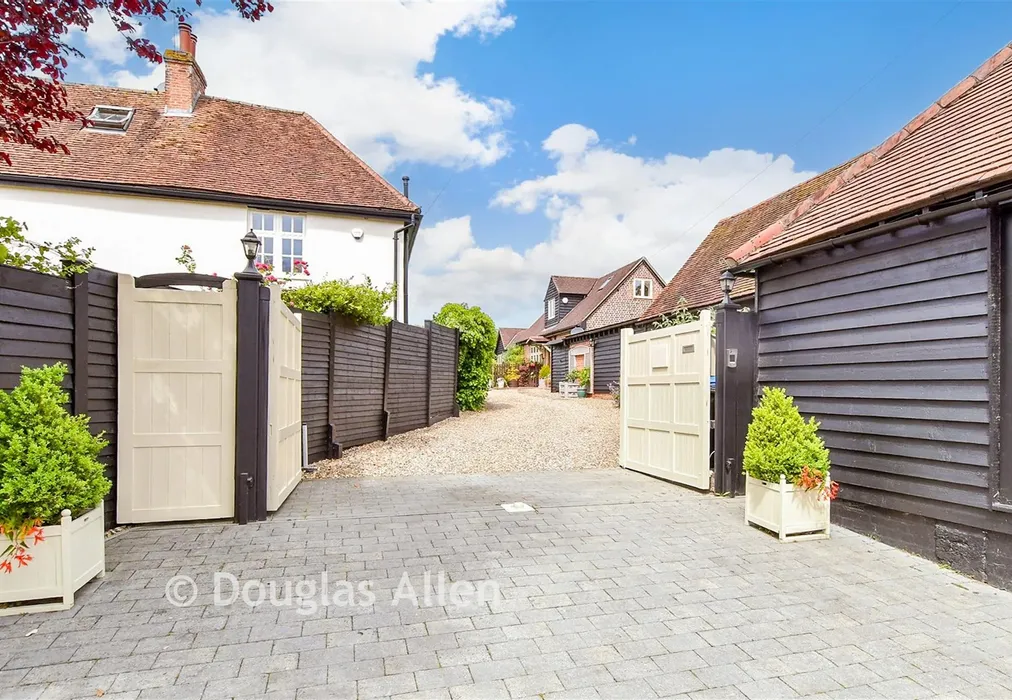 Driveway/Parking - Home Farm, Fiddlers Hamlet, Essex - Wards of Kent