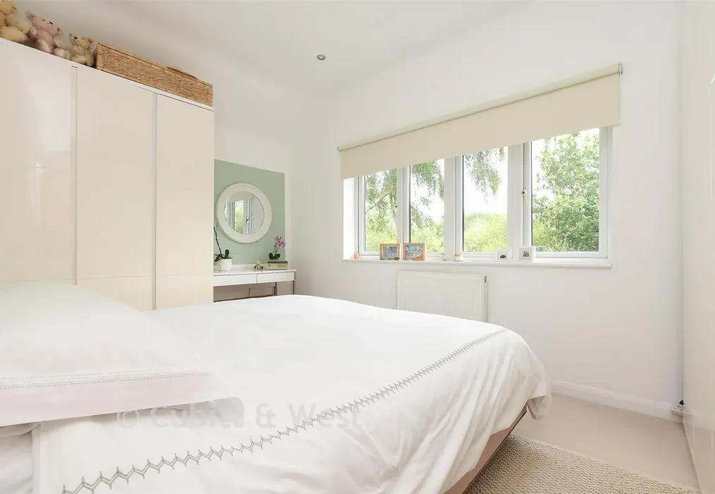Bedroom 1 - Oak End, Beare Green, Surrey - Wards of Kent