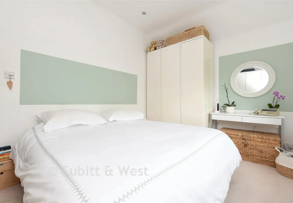 Bedroom 1 - Oak End, Beare Green, Surrey - Wards of Kent