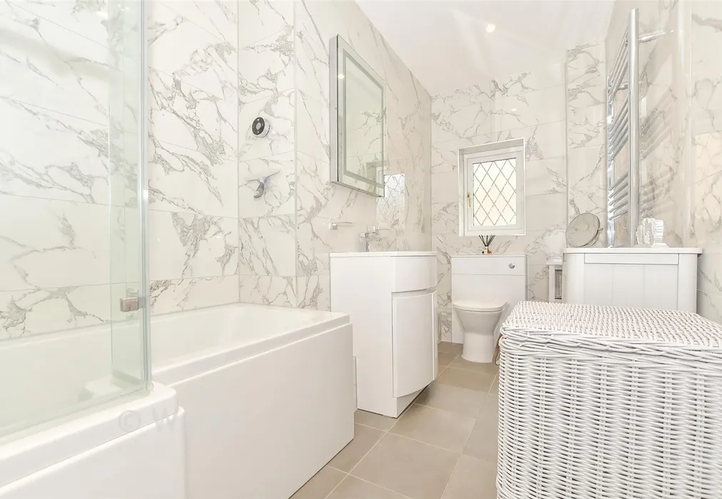 Bathroom - Brisley Court, Kingsnorth, Kent - Wards of Kent