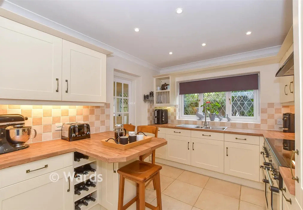 Kitchen - Brisley Court, Kingsnorth, Kent - Wards of Kent