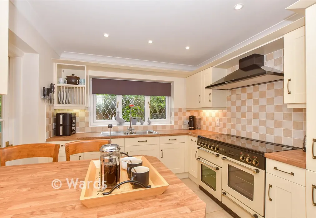 Kitchen - Brisley Court, Kingsnorth, Kent - Wards of Kent