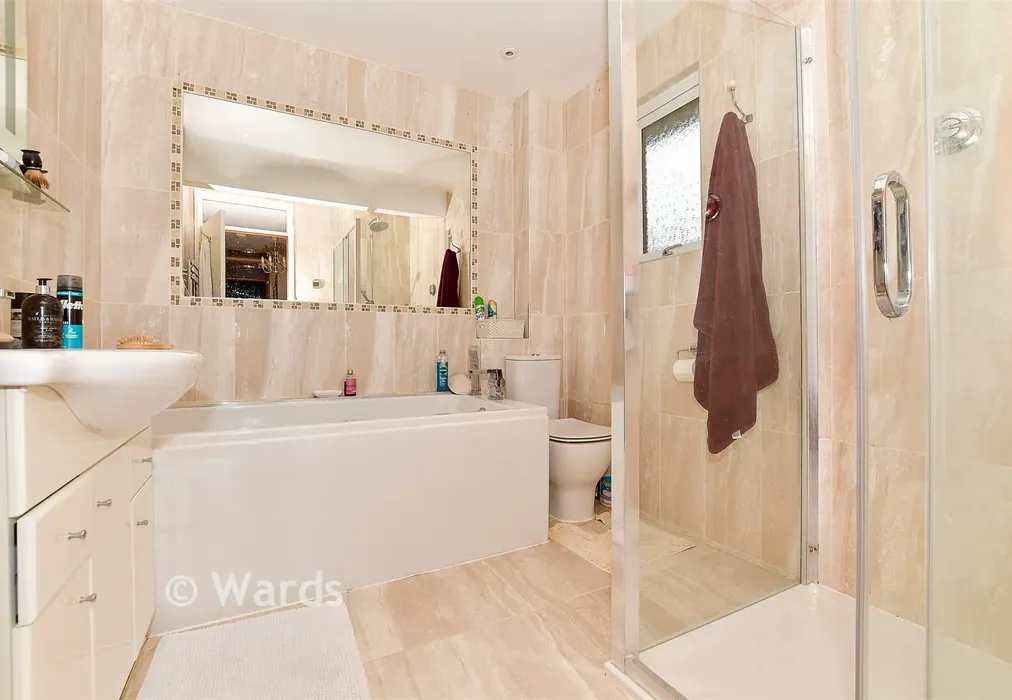 Bathroom - Eastwell Barn Mews, Tenterden, Kent - Wards of Kent