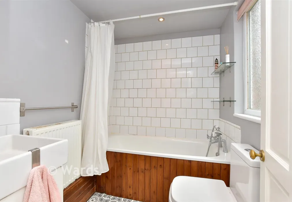 Bathroom - St. Mary's Road, Faversham, Kent - Wards of Kent