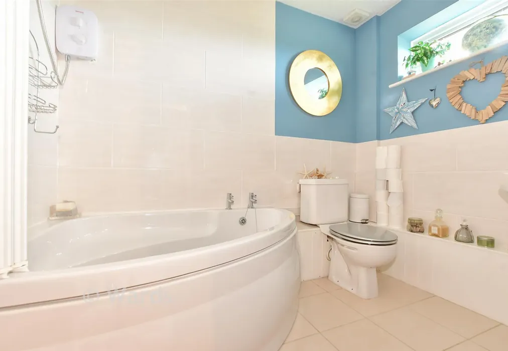 Bathroom - Crimond Avenue, Dymchurch, Romney Marsh, Kent - Wards of Kent
