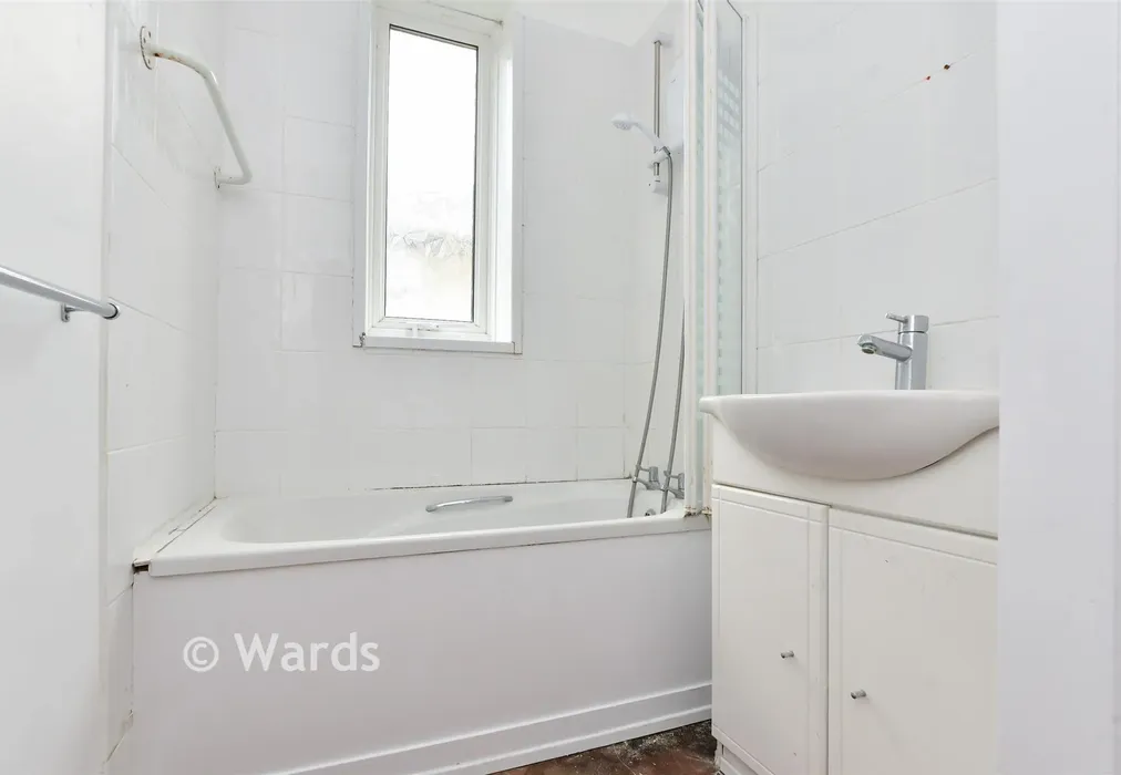 Bathroom - Marrose Avenue, Ramsgate, Kent - Wards of Kent