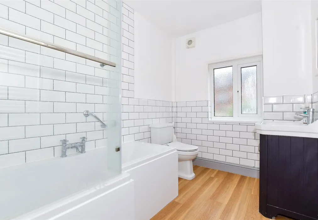 Bathroom - Bower Street, Maidstone, Kent - Wards of Kent