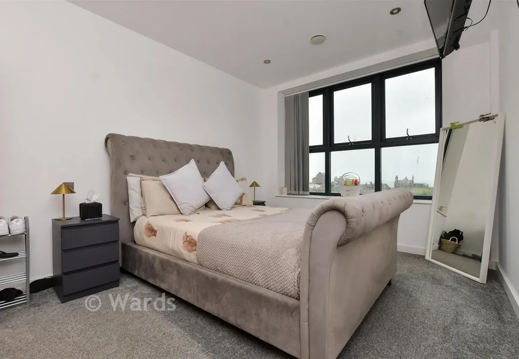 Bedroom 1 - Queensbridge Drive, Ramsgate, Kent - Wards of Kent