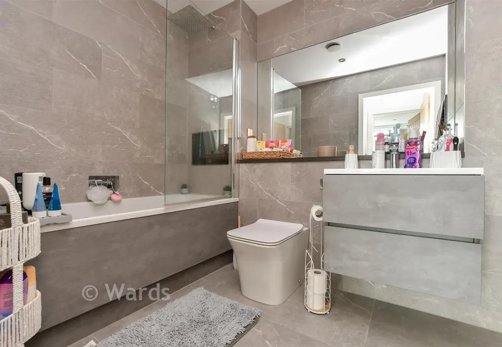 Bathroom - Queensbridge Drive, Ramsgate, Kent - Wards of Kent