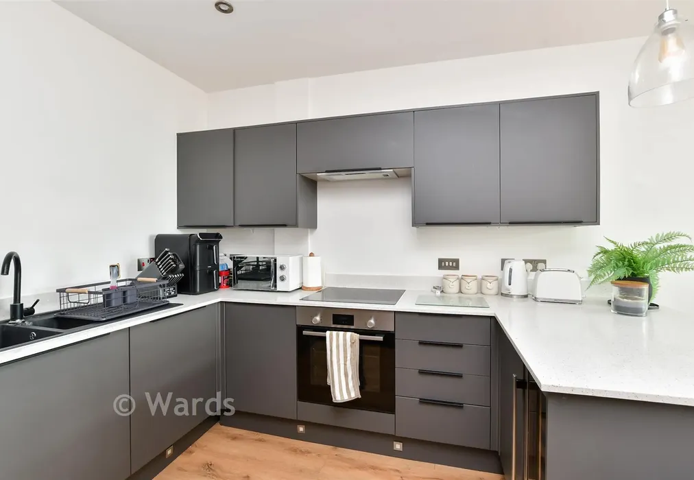 Kitchen - Queensbridge Drive, Ramsgate, Kent - Wards of Kent