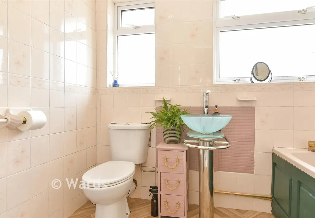 Bathroom - Concord Avenue, Chatham, Kent - Wards of Kent
