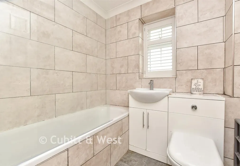 Bathroom - Leatherhead Road, Chessington, Surrey - Wards of Kent