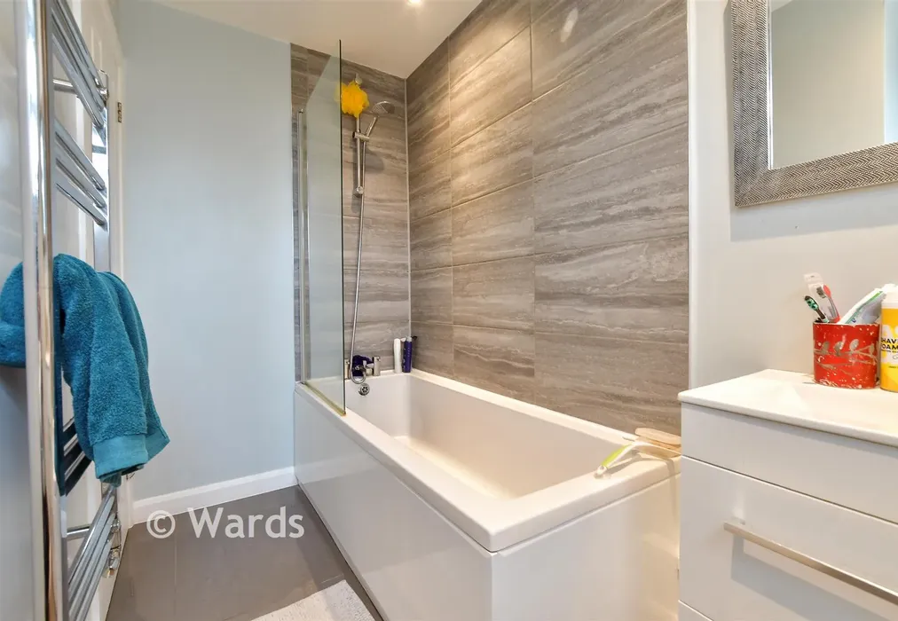 Bathroom - Corporation Road, Gillingham, Kent - Wards of Kent