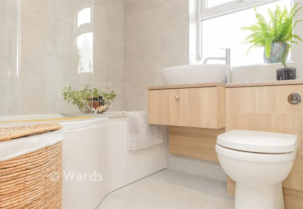 Bathroom - Grenville Close, Meopham, Gravesend, Kent - Wards of Kent