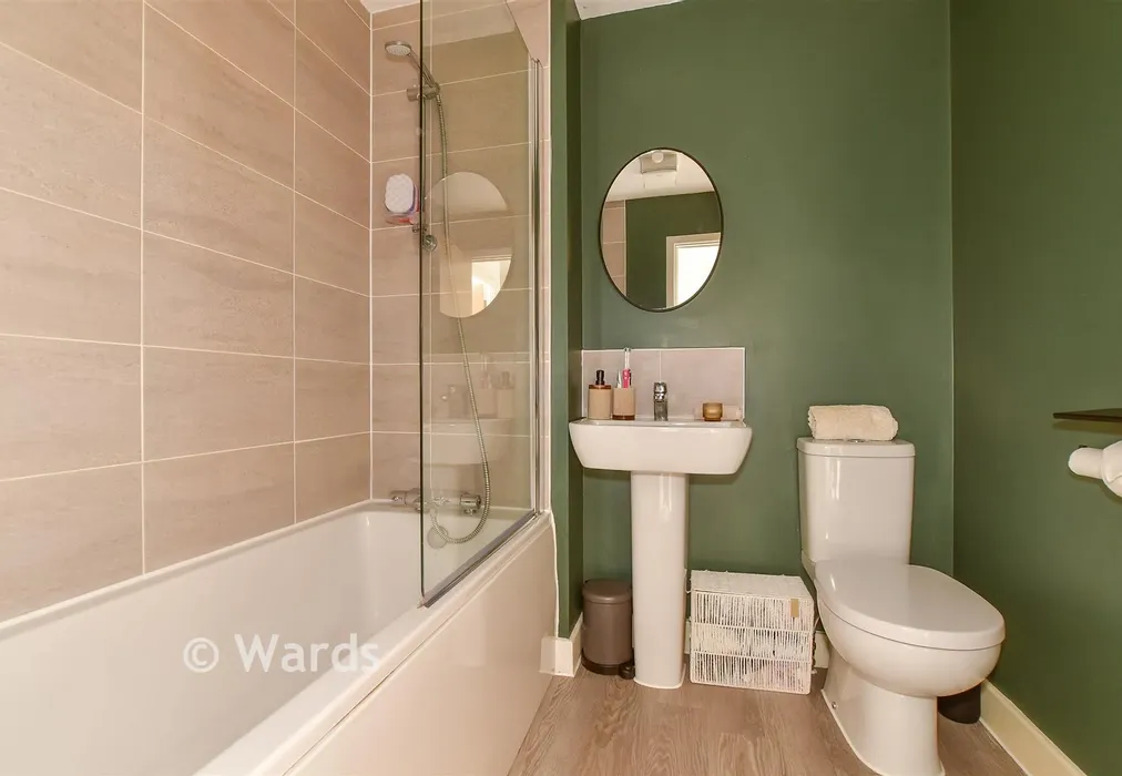 Bathroom - Weaver Avenue, Faversham, Kent - Wards of Kent