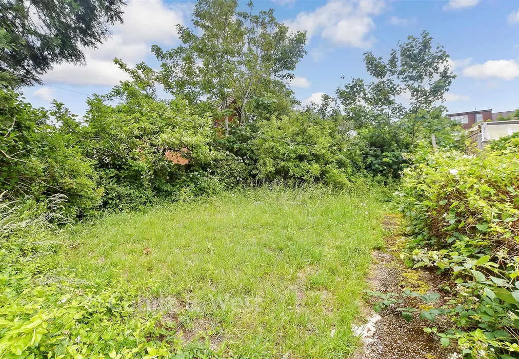 Rear Garden - Bevendean Crescent, Brighton, East Sussex - Wards of Kent