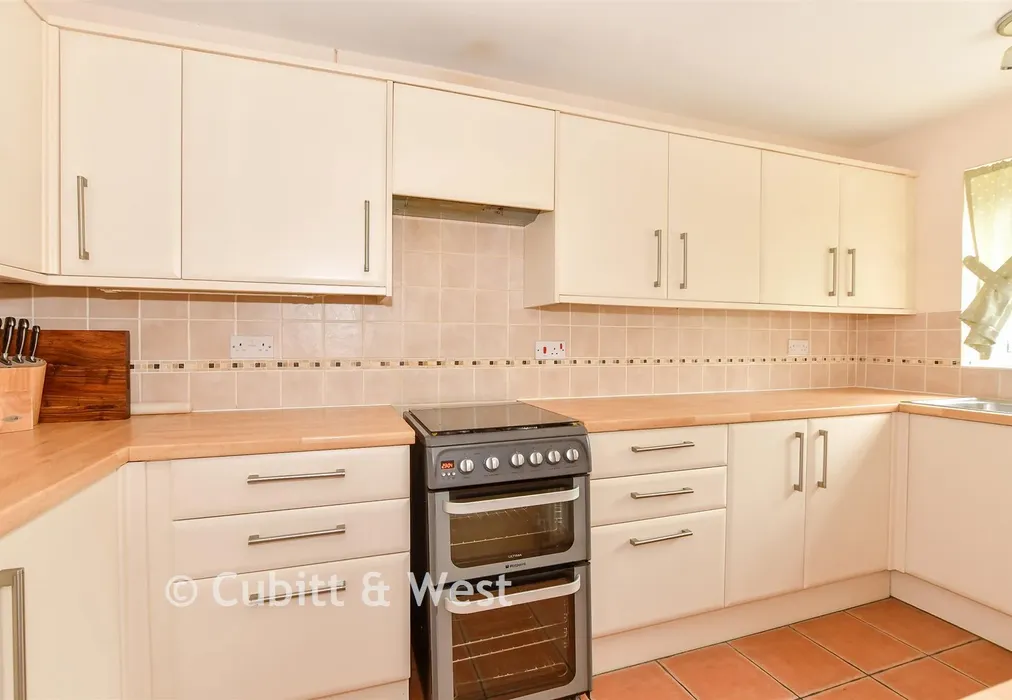 Kitchen - Dinsdale Gardens, Rustington, West Sussex - Wards of Kent