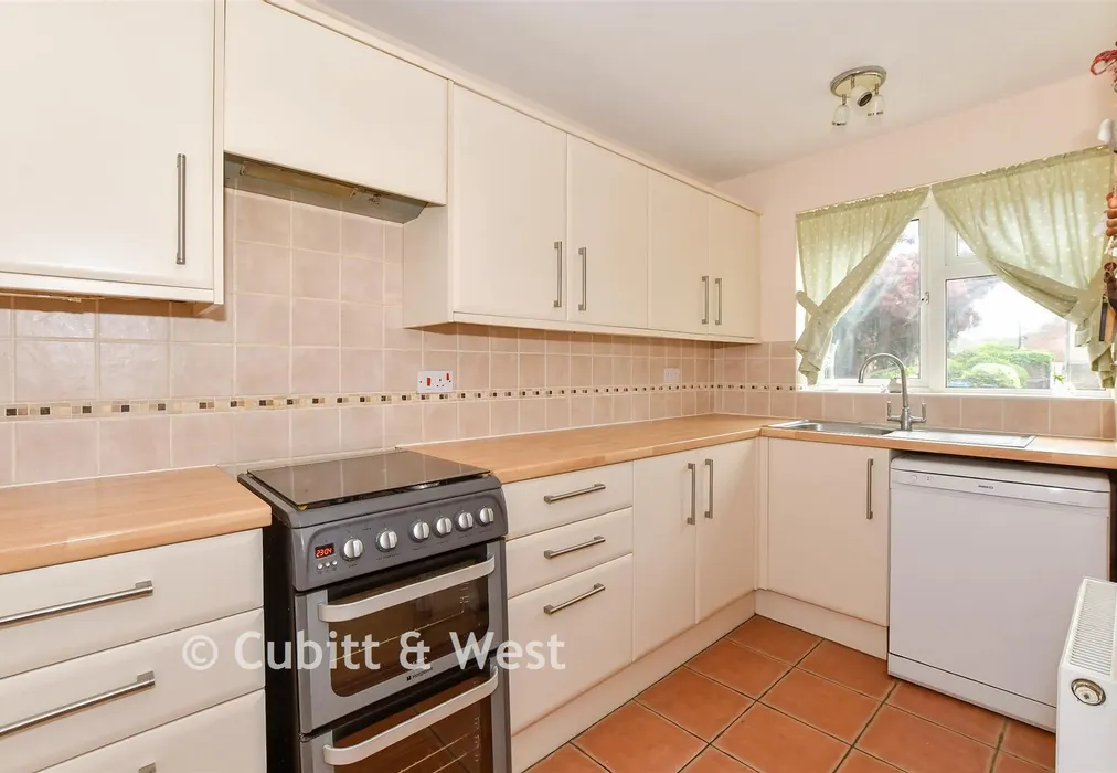 Kitchen - Dinsdale Gardens, Rustington, West Sussex - Wards of Kent