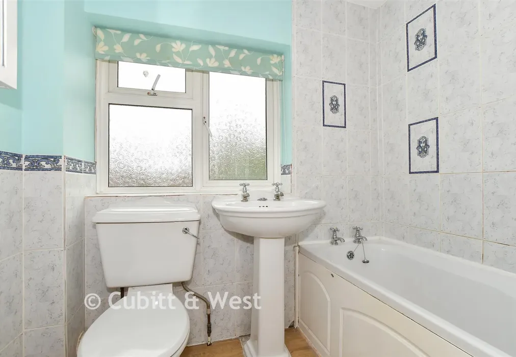 Bathroom - Dinsdale Gardens, Rustington, West Sussex - Wards of Kent