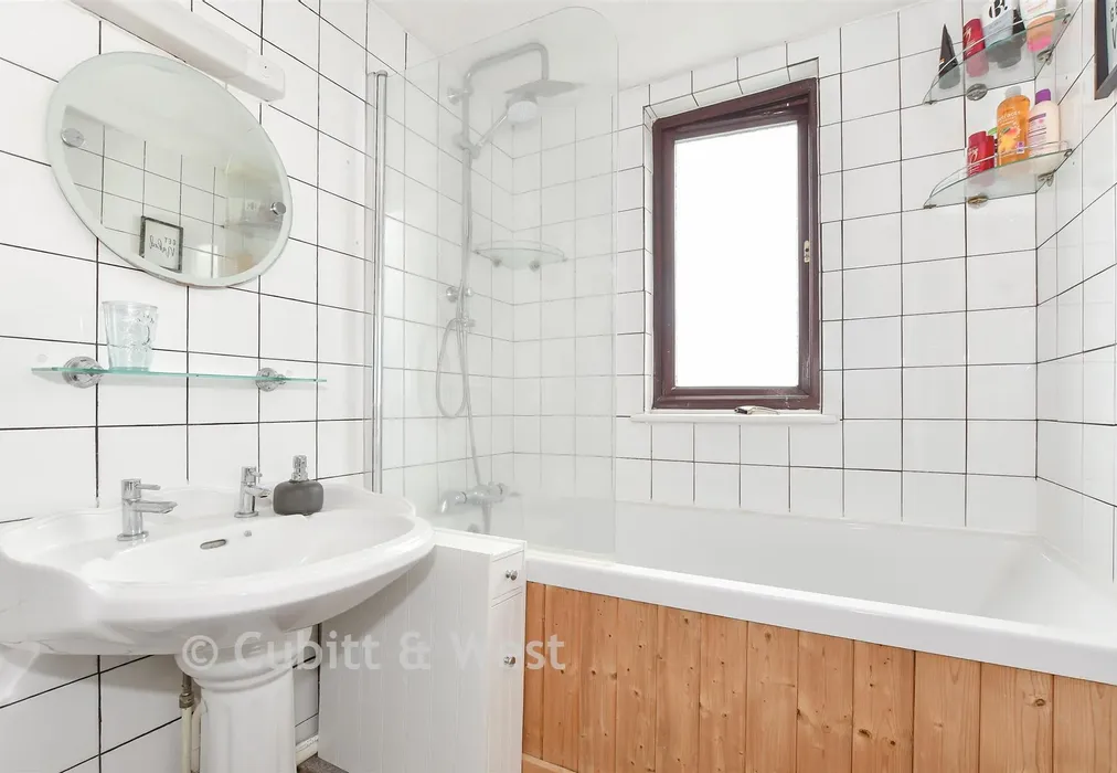 Bathroom - Dinsdale Gardens, Rustington, West Sussex - Wards of Kent
