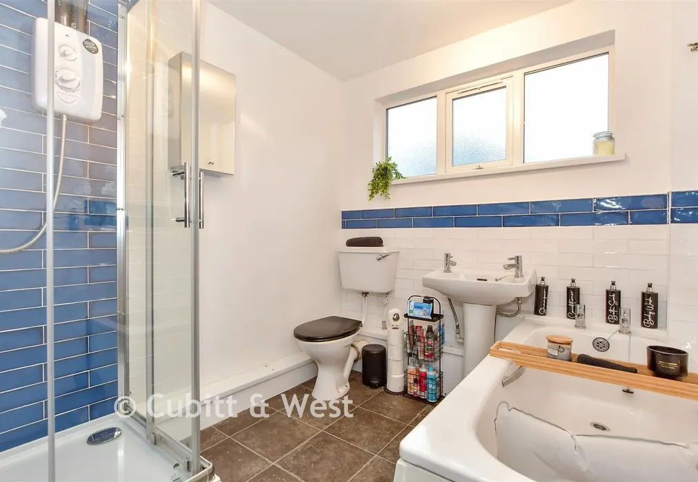 Bathroom - London Road, Horndean, Waterlooville, Hampshire - Wards of Kent
