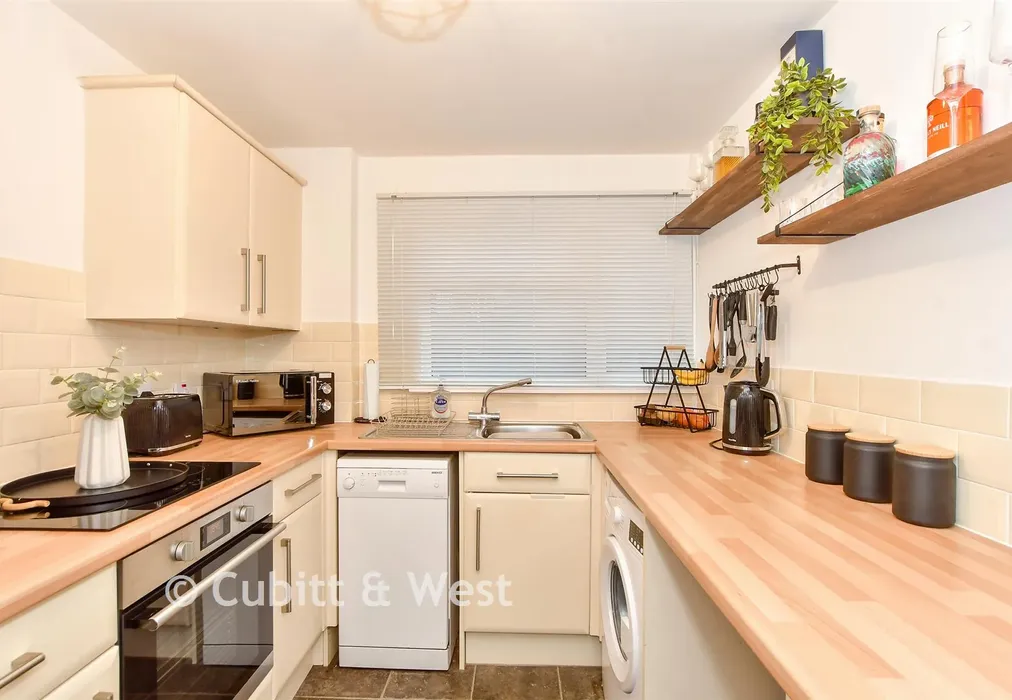 Kitchen - London Road, Horndean, Waterlooville, Hampshire - Wards of Kent