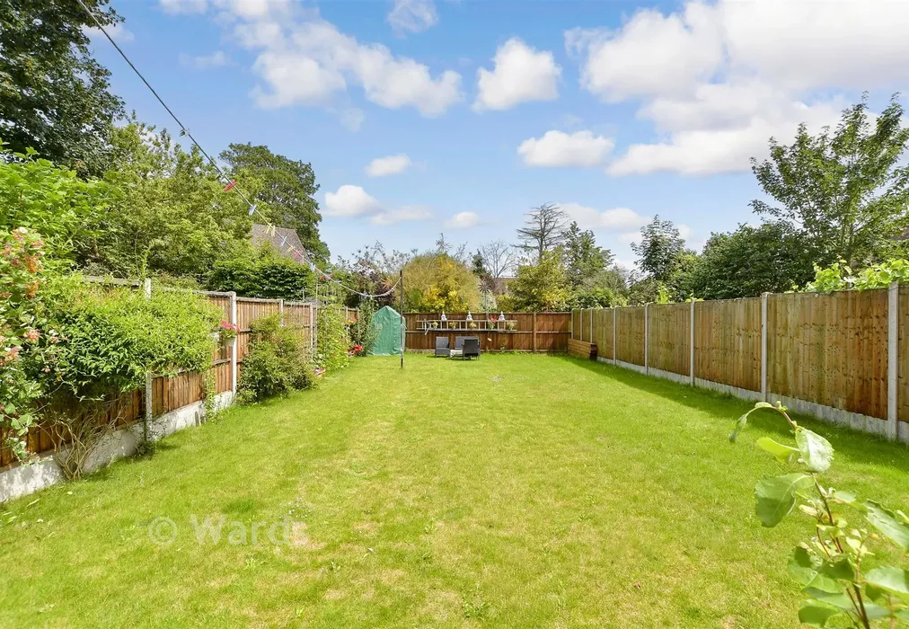 Rear Garden - Wheel Mews, Westwell, Ashford, Kent - Wards of Kent