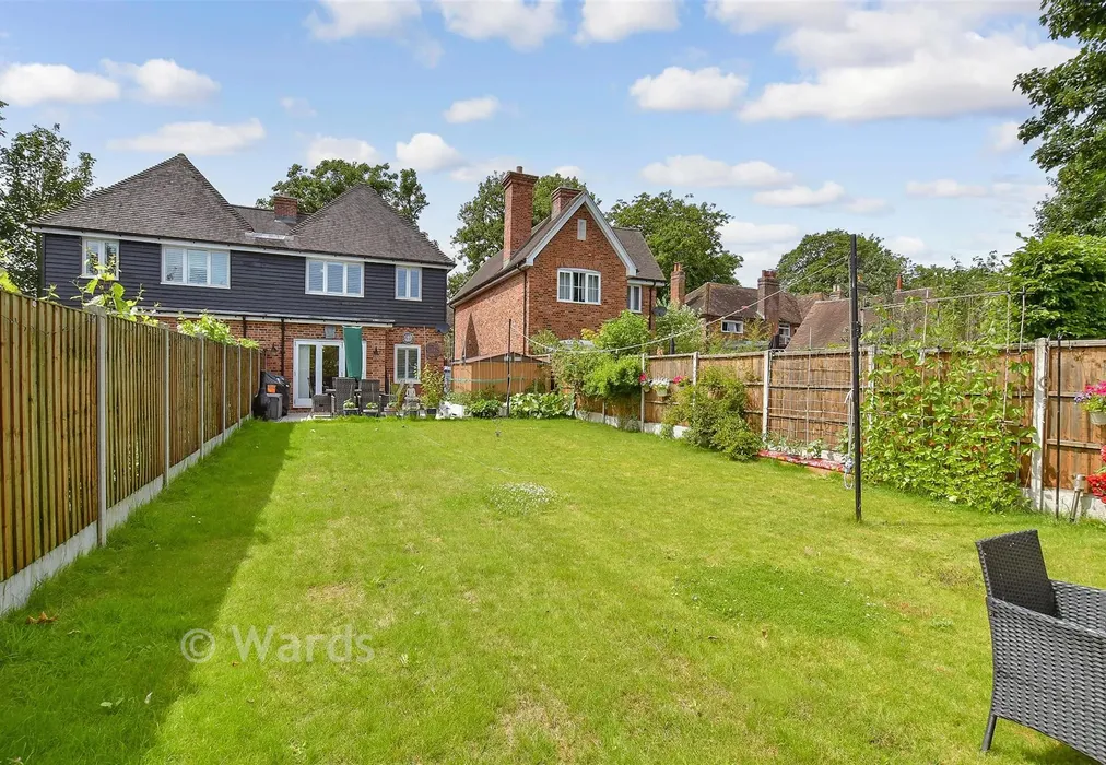 Rear Garden - Wheel Mews, Westwell, Ashford, Kent - Wards of Kent