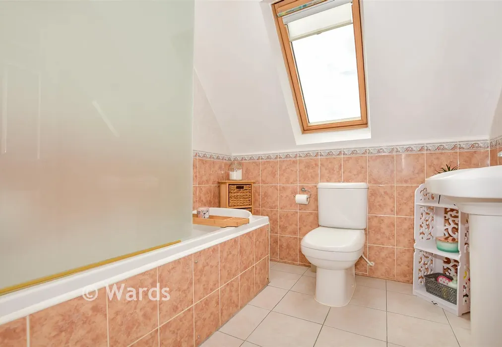 Bathroom - Heathfield Road, Penenden Heath, Maidstone, Kent - Wards of Kent