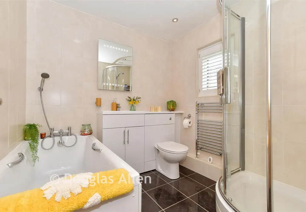 Bathroom - Elizabeth Drive, Wickford, Essex - Wards of Kent