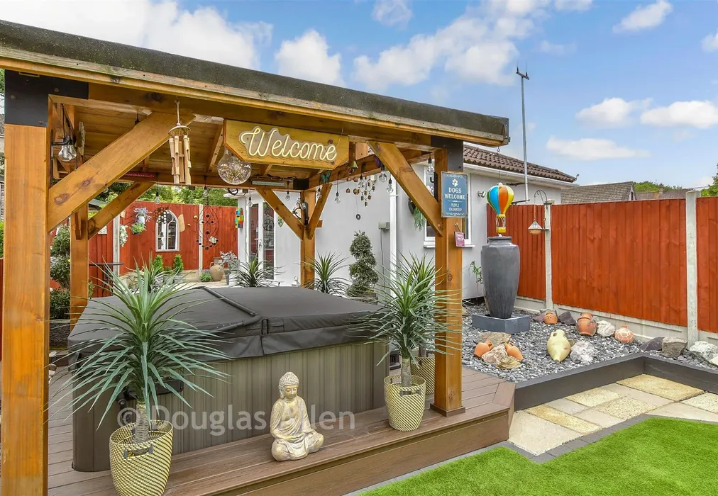 External Lifestyle Photograph - Elizabeth Drive, Wickford, Essex - Wards of Kent