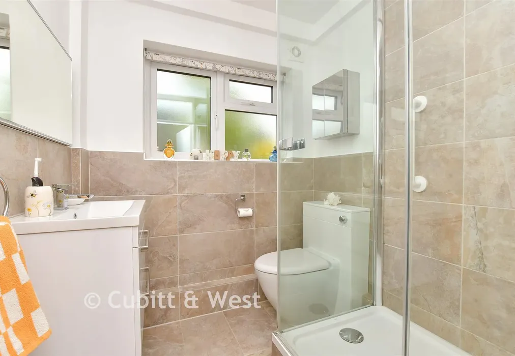 Shower Room - Calthorpe Gardens, Sutton, Surrey - Wards of Kent