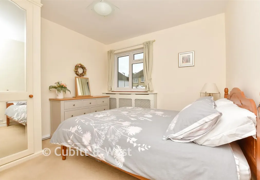 Bedroom 1 - Calthorpe Gardens, Sutton, Surrey - Wards of Kent